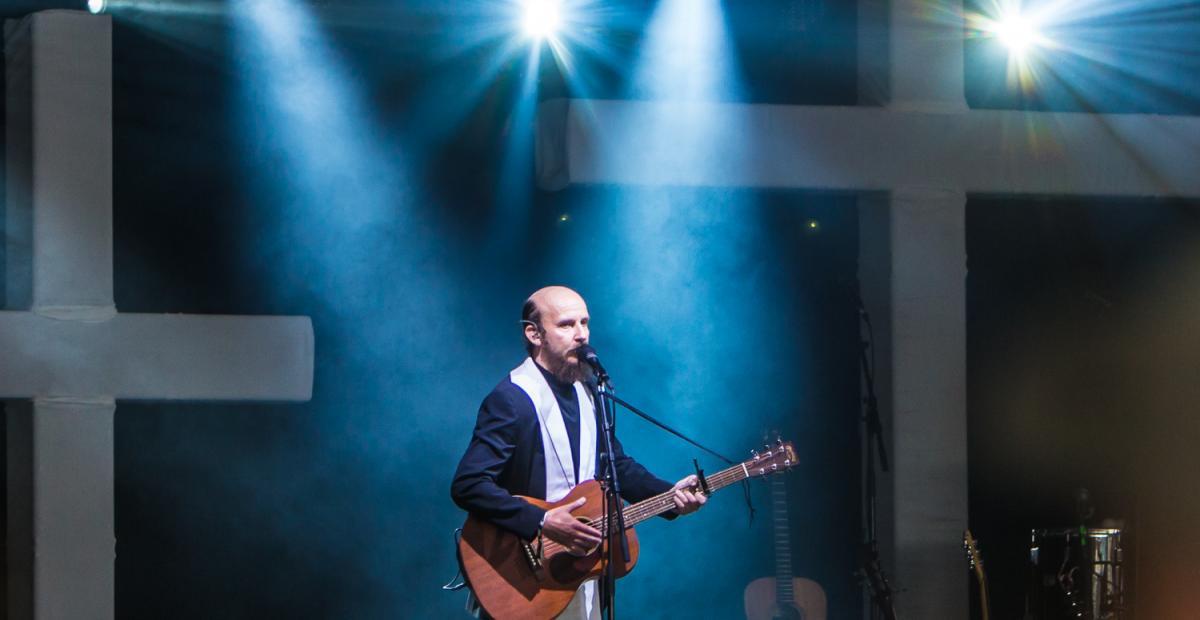 Samuli Putro laulaa kitaran kanssa